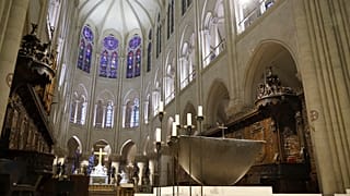 ARCHIVO - Vista del altar en el interior de la catedral de Notre-Dame de París, jueves 9 de enero de 2025.