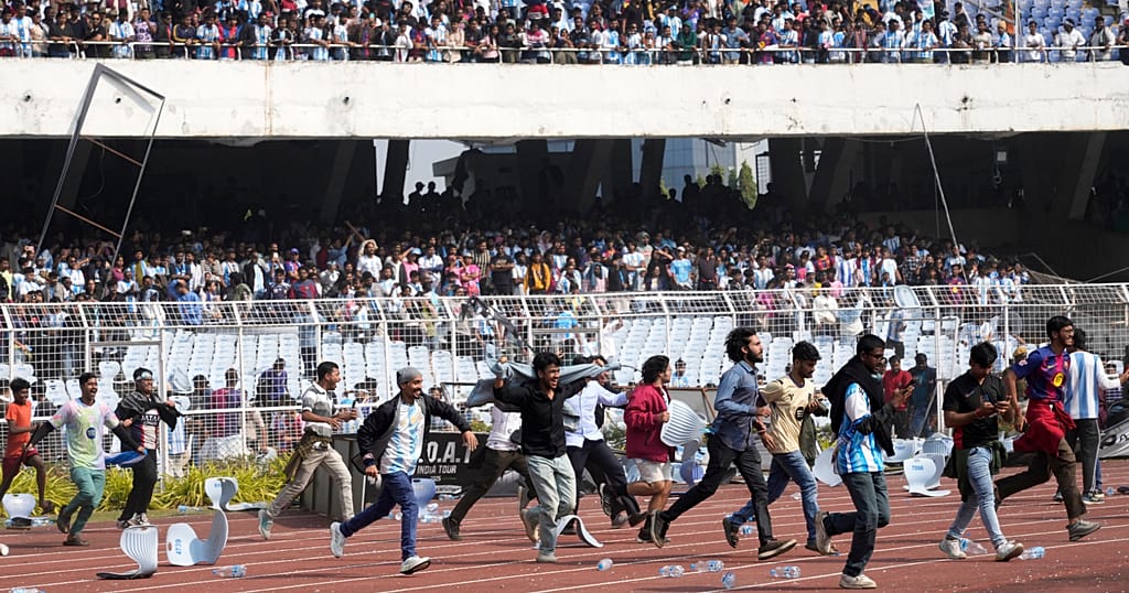 Messi’s tour of India gets off to chaotic start as angry fans storm field Messi’s tour of India gets off to chaotic start as angry fans storm field