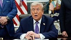 O Presidente Donald Trump fala durante uma cerimónia de assinatura na Sala Oval da Casa Branca,