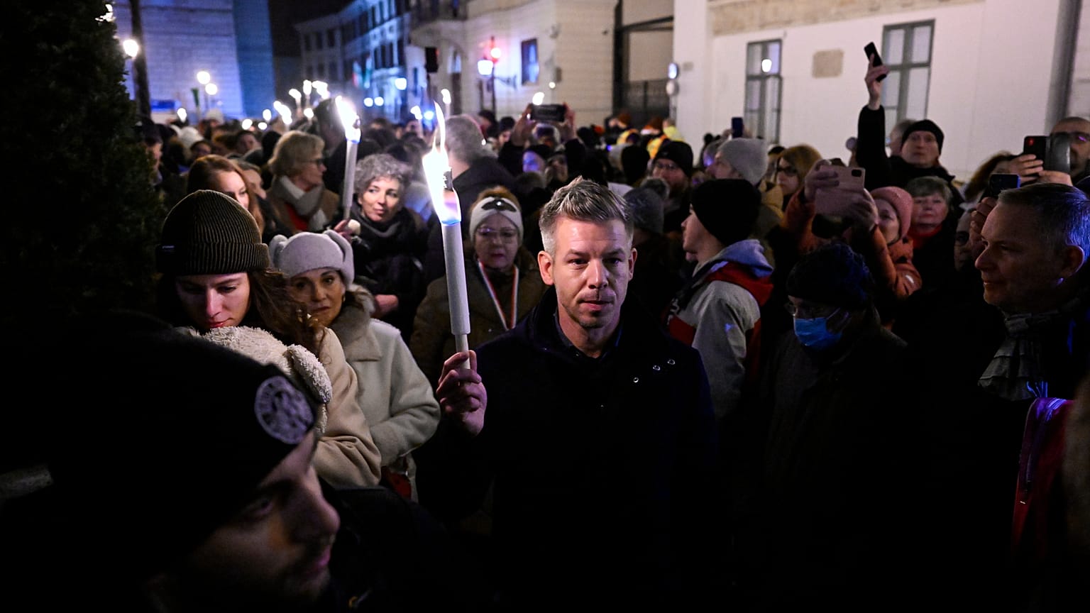 Przewodniczący węgierskiej partii opozycyjnej Tisza, Péter Magyar maszeruje na demonstracji partii Tisza w obronie wykorzystywanych dzieci w Budapeszcie, 13 grudnia 2025 r.
