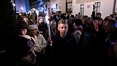 Przewodniczący węgierskiej partii opozycyjnej Tisza, Péter Magyar maszeruje na demonstracji partii Tisza w obronie wykorzystywanych dzieci w Budapeszcie, 13 grudnia 2025 r.
