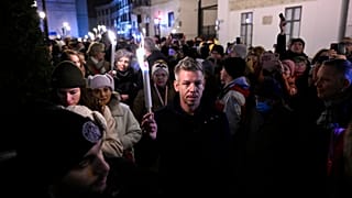 Przewodniczący węgierskiej partii opozycyjnej Tisza, Péter Magyar maszeruje na demonstracji partii Tisza w obronie wykorzystywanych dzieci w Budapeszcie, 13 grudnia 2025 r.