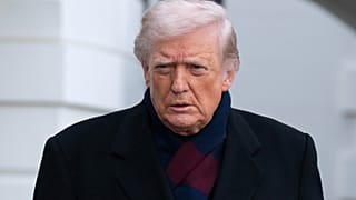 Prezydent Donald Trump podczas opuszczania Białego Domu w sobotę, 13 grudnia 2025 r., w Waszyngtonie, w drodze do Baltimore