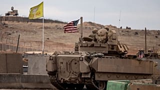 سربازان آمریکایی در نزدیکی زندانی که در ۲۰ ژانویه توسط شبه‌نظامیان داعش در حسکه سوریه مورد حمله قرار گرفت، گشت‌زنی می‌کنند، ۸ فوریه ۲۰۲۲