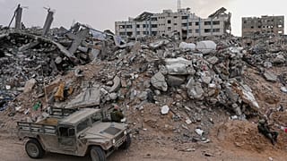 يجتمع جنود إسرائيليون عند مدخل نفق قالت الجيش إنه كان يحتجز فيه جثمان الجندي هدّار غولدين في رفح، قطاع غزة، يوم الاثنين 8 ديسمبر 2025.