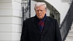 El presidente Donald Trump habla con los periodistas mientras sale del Jardín Sur de la Casa Blanca, el sábado 13 de diciembre de 2025, en Washington