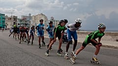 Des concurrents disputent un marathon de patinage le long du Malecón, à La Havane, Cuba, le 13 décembre 2025