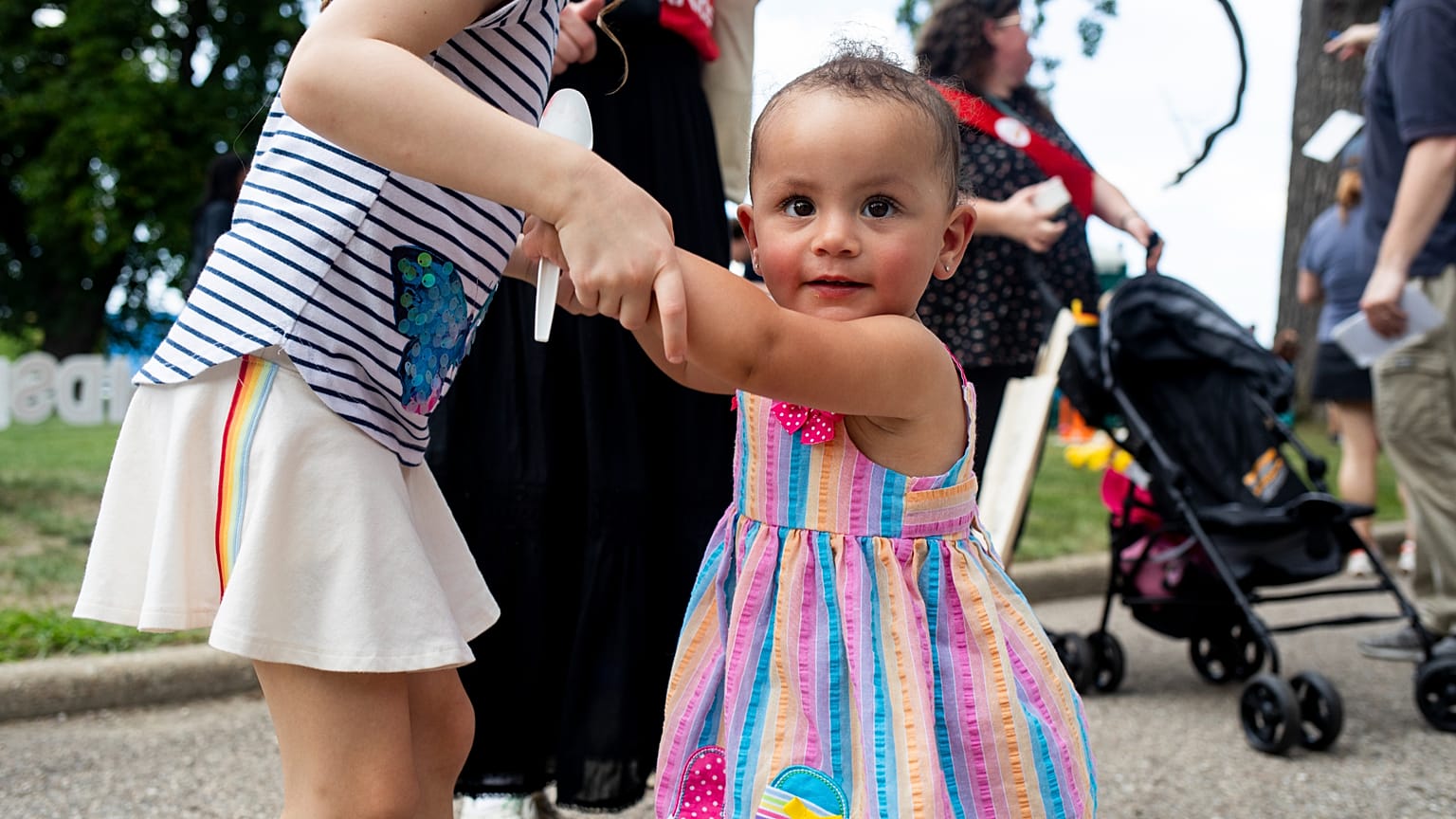 Jolena Love Caldwell tanzt während der Veranstaltung „Flint Rx Kids Baby Parade“ am 25. Juli 2025 auf dem Applewood Campus in Flint, Michigan.