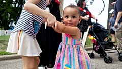 Jolena Love Caldwell tanzt während der Veranstaltung „Flint Rx Kids Baby Parade“ am 25. Juli 2025 auf dem Applewood Campus in Flint, Michigan.