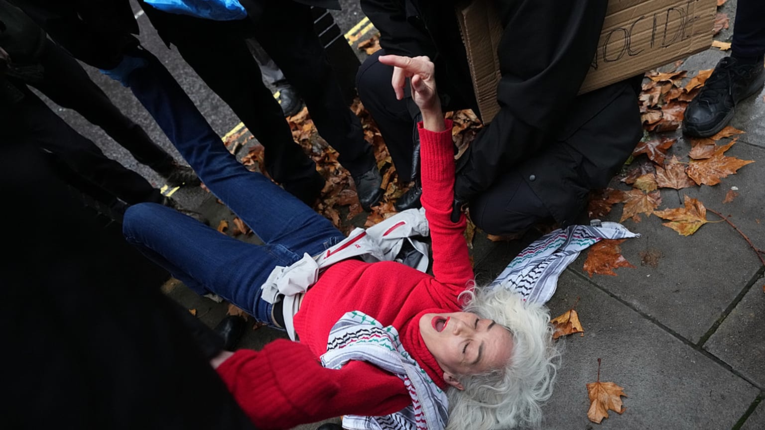 أفراد الشرطة يلقون القبض على متظاهر أمام وزارة الداخلية خلال تظاهرة لحركة فلسطين أكشن في لندن، يوم الاثنين 24 نوفمبر 2025. (صورة أسوشيتد برس/ كيرستي ويغلسورث)