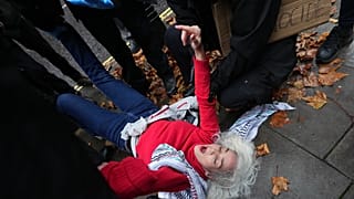 أفراد الشرطة يلقون القبض على متظاهر أمام وزارة الداخلية خلال تظاهرة لحركة فلسطين أكشن في لندن، يوم الاثنين 24 نوفمبر 2025. (صورة أسوشيتد برس/ كيرستي ويغلسورث)