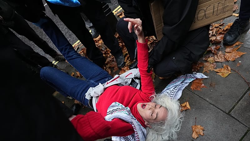 أكبر إضراب عن الطعام في بريطانيا منذ 1981.. نقل متظاهري بالستاين أكشن إلى المستشفيات 