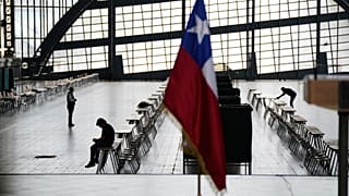 Mapocho İstasyonu'nda devlet başkanlığı seçimlerinin ikinci turu için hazırlık yapılıyor, 12 Aralık 2025.