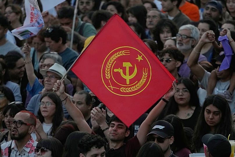 Şili Birliği koalisyonunun başkan adayı Jeannette Jara'nın bir destekçisi, yapılacak başkanlık ikinci tur seçimleri öncesinde düzenlenen bir kampanya mitingi, 10 Aralık 2025.