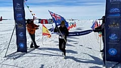 Catherine Drysdale devient la première femme à remporter l’Antarctic Ice Marathon à Union Glacier, en Antarctique, le 13 décembre 2025