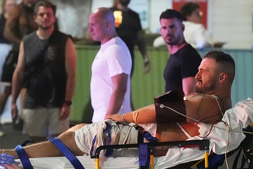 Un homme est transporté sur une civière après une fusillade signalée à Bondi Beach, à Sydney, le dimanche 14 décembre 2025.