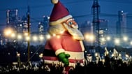 يزيّن سانتا كلوز ضخم قابل للنفخ كشك بائع أشجار الميلاد في ضواحي فرانكفورت بألمانيا، يوم الجمعة 12 ديسمبر 2025. (تصوير: مايكل بروبست/أسوشيتد برس)