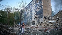 Rusya'nın Kiev, Ukrayna'da gerçekleştirdiği birleşik füze ve insansız hava aracı saldırısı sırasında bir Rus füzesinin bir apartmana isabet etmesinin ardından bölge sakinleri tepki gösteriyor, 17 Haziran 2025