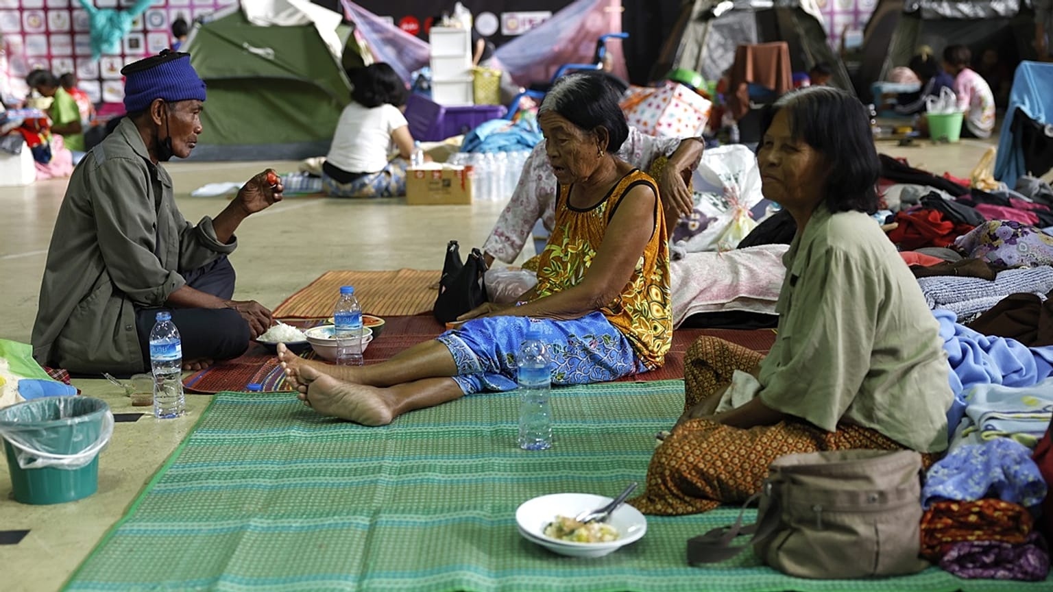 A Thaiföld és Kambodzsa között kiújult harcok miatt otthonaikból elmenekült emberek egy menedékhelyen a thaiföldi Sziszaket tartományban 2025. december 12-én