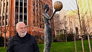 Türk heykeltıraş Cem Sağbil 'Hemera' adlı eseriyle.