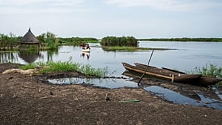 South Sudan families battle rising Nile floods to survive
