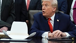 الرئيس الأميركي دونالد ترامب يتحدث خلال مراسم توقيع مشروع قانون بحضور أعضاء منتخب الولايات المتحدة لهوكي الرجال الفائز بأولمبياد 1980،