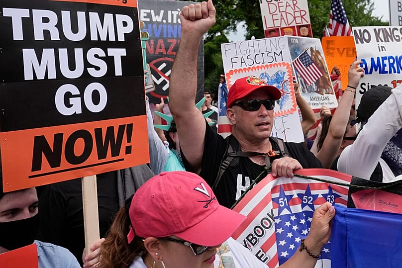 متظاهرون معارضون لترامب قرب البيت الأبيض، في 14 يونيو 2025.