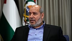 خليل الحية، مسؤول رفيع في حركة حماس وممثل الحركة في مفاوضات التهدئة وتبادل الرهائن، يتحدث خلال مقابلة مع وكالة أسوشيتد برس في إسطنبول، تركيا،