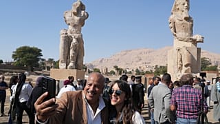 Égypte : à Louxor, les 2 colosses de Memnon retrouvent leur lustre