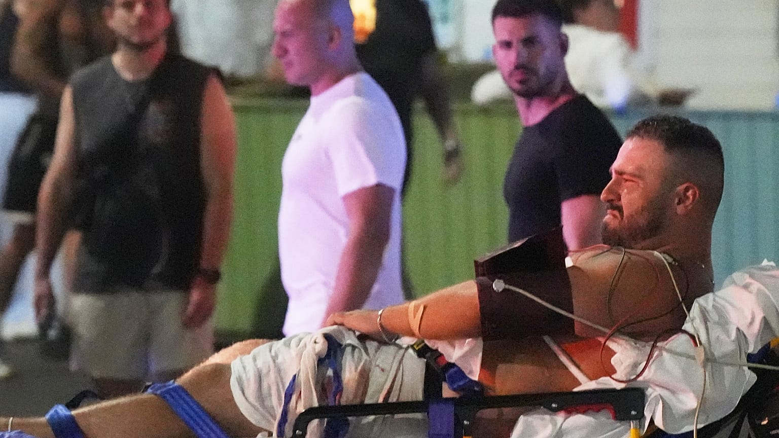 Mężczyzna jest przenoszony na noszach po strzelaninie na plaży Bondi Beach w Sydney, w niedzielę 14 grudnia 2025 r.