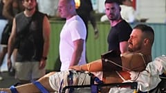 Mężczyzna jest przenoszony na noszach po strzelaninie na plaży Bondi Beach w Sydney, w niedzielę 14 grudnia 2025 r.