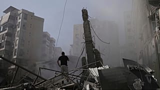 شخص يتفقد الدمار في الضاحية الجنوبية لبيروت عقب ضربات إسرائيلية، في 6 يونيو 2025.