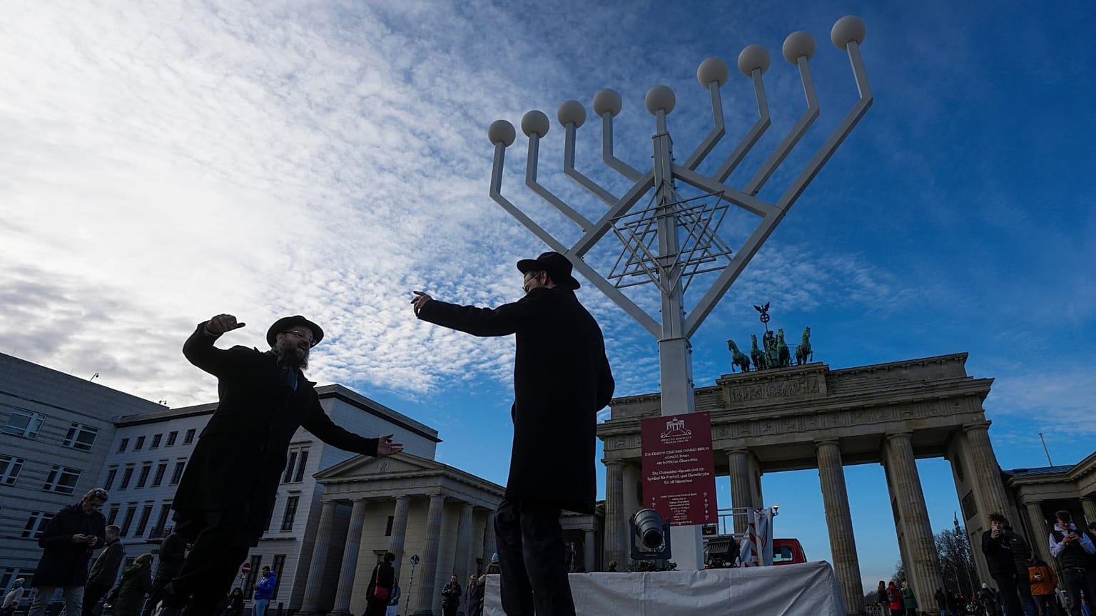 افتتاح منوره عظیم پیش از آغاز جشن حنوکا یهودیان، در مقابل دروازه براندنبورگ برلین، آلمان، جمعه ۱۲ دسامبر ۲۰۲۵.