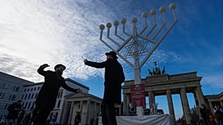 افتتاح منوره عظیم پیش از آغاز جشن حنوکا یهودیان، در مقابل دروازه براندنبورگ برلین، آلمان، جمعه ۱۲ دسامبر ۲۰۲۵.