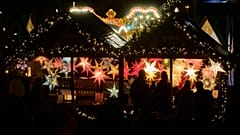Menschen besuchen den Weihnachtsmarkt in Bad Homburg bei Frankfurt, Deutschland, am Samstag, 6. Dezember 2025.