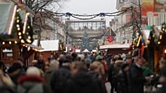 ARŞİV - Potsdam'da şüpheli bir cismin bulunmasından 1 gün sonra Noel pazarı kalabalıklaştı, 2 Aralık 2017.