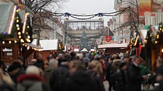 ARŞİV - Potsdam'da şüpheli bir cismin bulunmasından 1 gün sonra Noel pazarı kalabalıklaştı, 2 Aralık 2017.