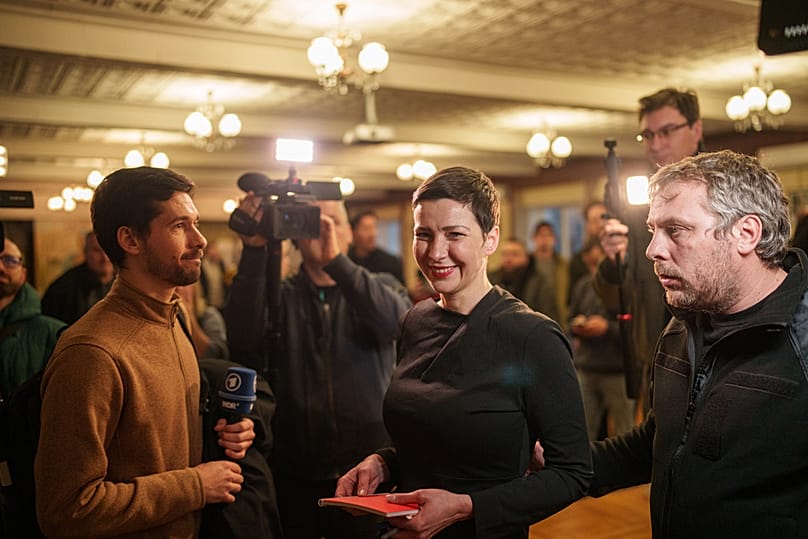 ماريا كاليسنيكوفا، إحدى أبرز شخصيات المعارضة في بيلاروس، خلال مؤتمر صحفي مشترك مع ناشطين معارضين بمدنية تشيرنيهيف، في 14 ديسمبر 2025.