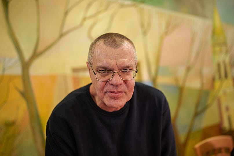 فيكتور باباريكو، أحد أبرز وجوه المعارضة في بيلاروس، خلال مؤتمر صحفي مشترك عقب الإفراج عنه من السجون، في تشيرنيهيف الأوكرانية، في 14 ديسمبر 2025.