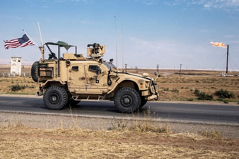 القوات الأمريكية تقوم بدوريات في حقول النفط بسوريا، في 28 أكتوبر 2019.