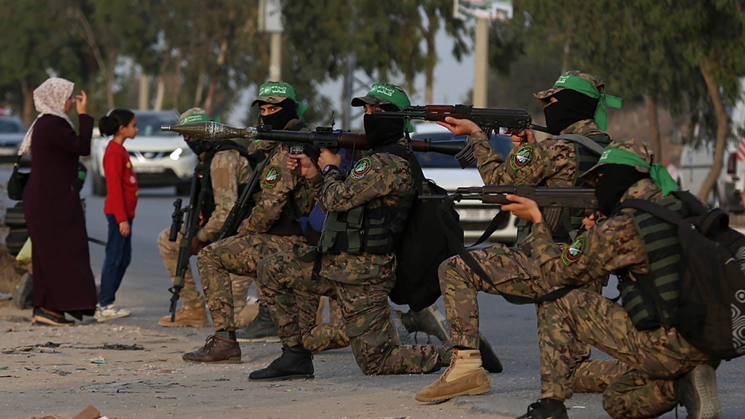 مسلحون ملثمون من كتائب عز الدين القسام، الجناح العسكري لحركة حماس