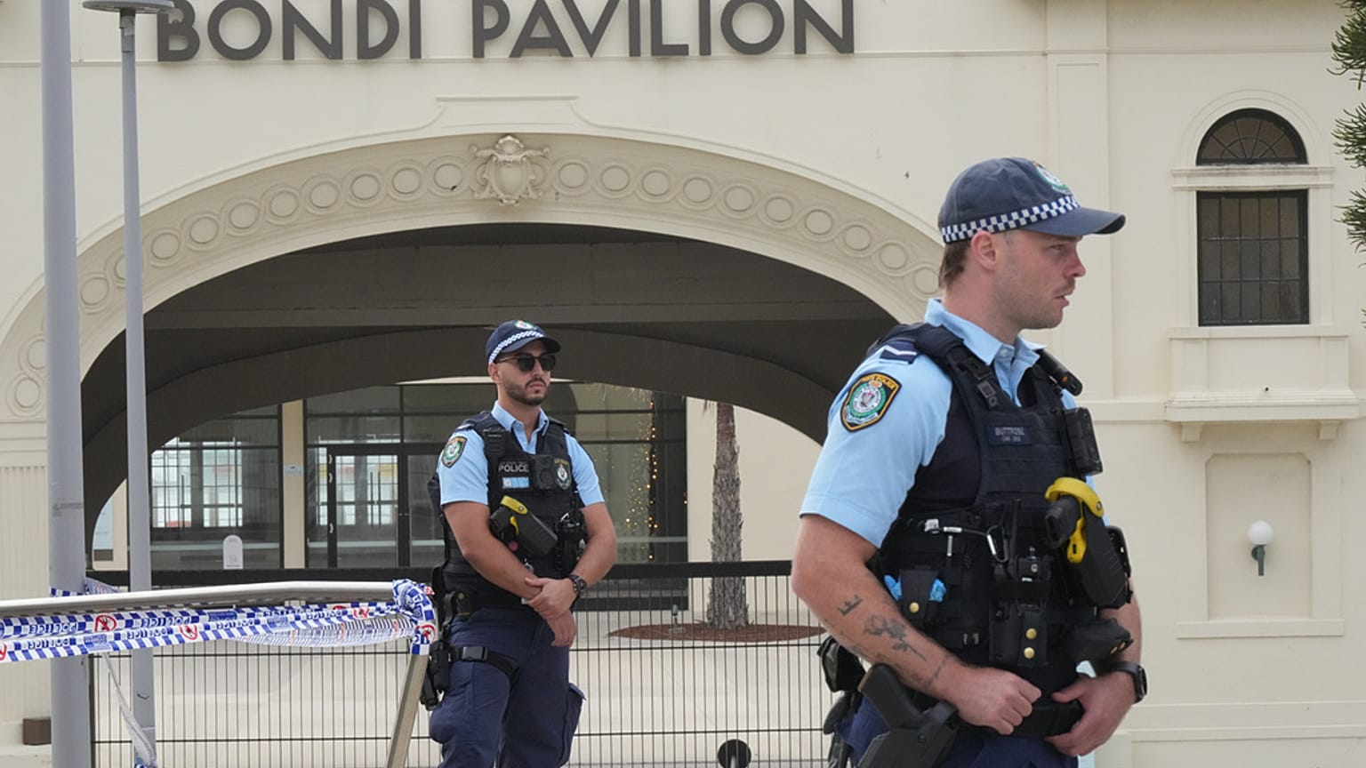 Sydney'in Bondi Plajı'nda Pazar günü meydana gelen silahlı saldırının ardından sabahın erken saatlerinde polis devriyesi, 14 Aralık 2025