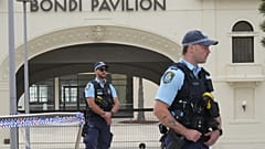La police patrouille après une fusillade survenue dimanche sur la plage de Bondi à Sydney, en Australie, le 14 décembre 2025