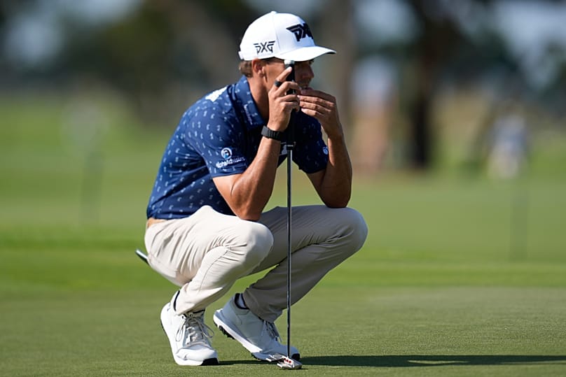 Eric Cole golfozó figyeli a lyuk felé tartó labdát