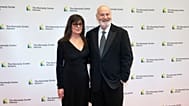 Rob Reiner et Michele Reiner arrivent sur le tapis rouge du département d'État pour le dîner de gala du Kennedy Center Honors, le 2 décembre 2023, à Washington. 