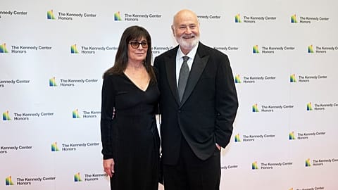 Rob Reiner y Michele Reiner llegan a la alfombra roja del Departamento de Estado para la cena de gala de los Kennedy Center Honors, el 2 de diciembre de 2023, en Washington. 