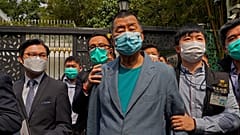 Le magnat des médias de Hong Kong, Jimmy Lai, au centre, qui a fondé le journal local Apple Daily, est arrêté par des policiers à son domicile le 18 avril 2020, à Hong Kong.