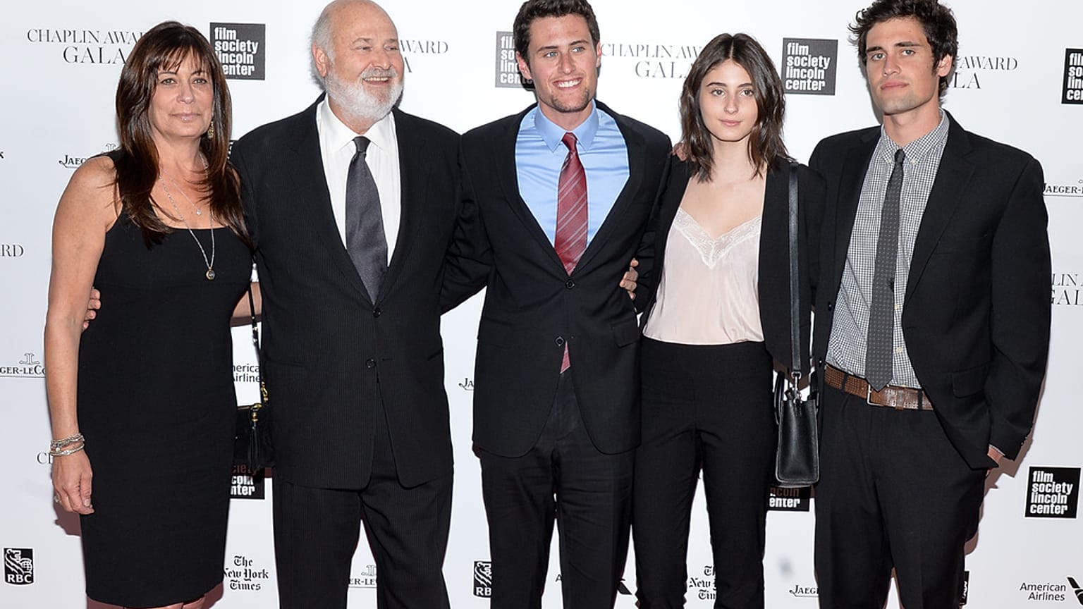 Rob Reiner, segundo por la izquierda, posa con su esposa Michele y sus hijos Jake Reiner, Romy Reiner y Nick Reiner en la Gala Anual de los Premios Chaplin, en 2014.