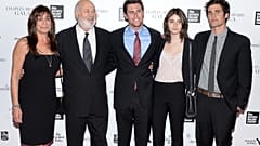 Rob Reiner, segundo por la izquierda, posa con su esposa Michele y sus hijos Jake Reiner, Romy Reiner y Nick Reiner en la Gala Anual de los Premios Chaplin, en 2014.