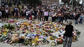 يتجمع الناس عند نصب تذكاري لضحايا إطلاق النار خارج جناح بوندي في شاطئ بوندي بسيدني، يوم الإثنين 15 ديسمبر 2025، بعد يوم من وقوع الهجوم